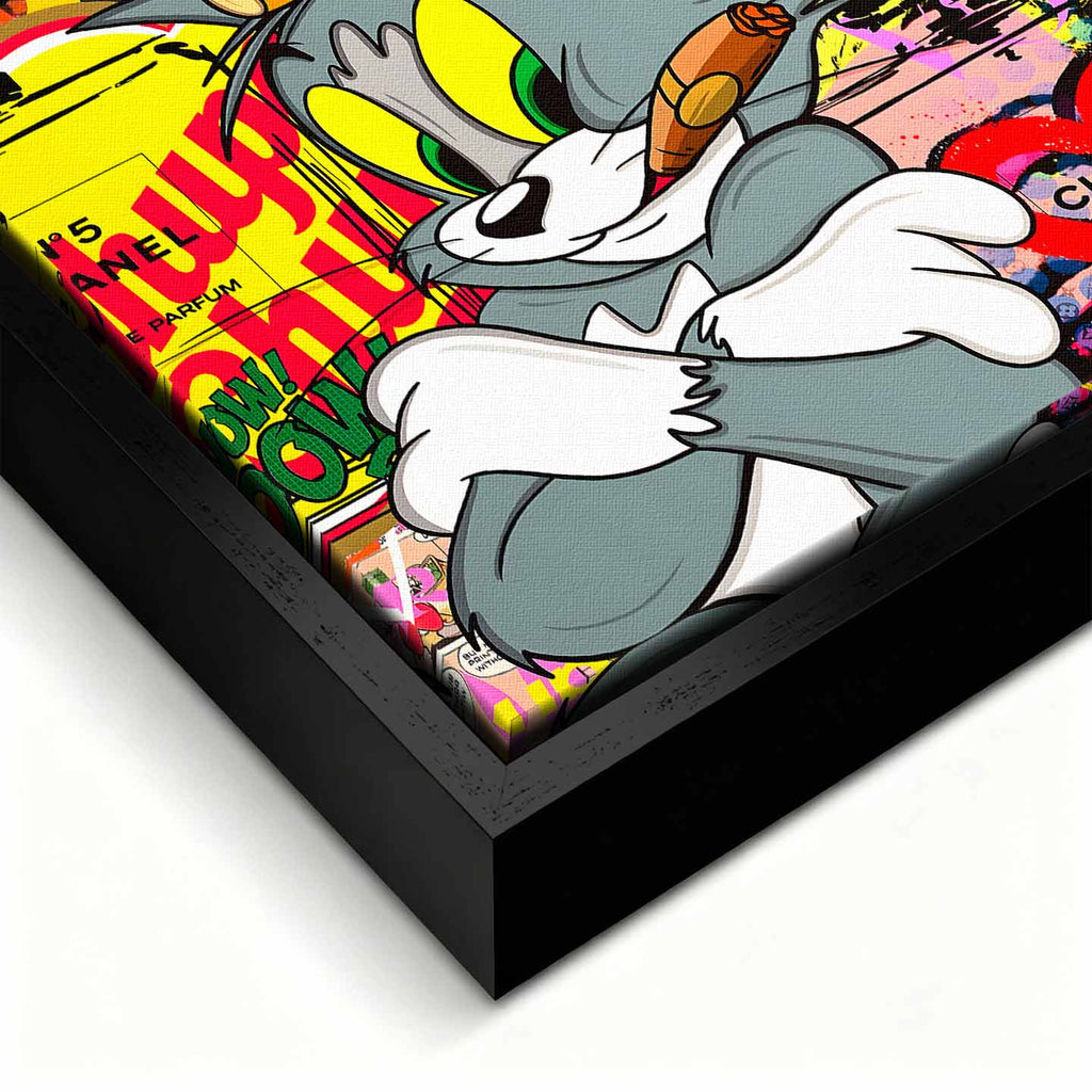 Obraz na płótnie Tom i Jerry Cigarette Break z motywami Chanel i graffiti, przedstawiający Toma z cygarem i Jerry’ego z pieniędzmi, w stylu pop-art.