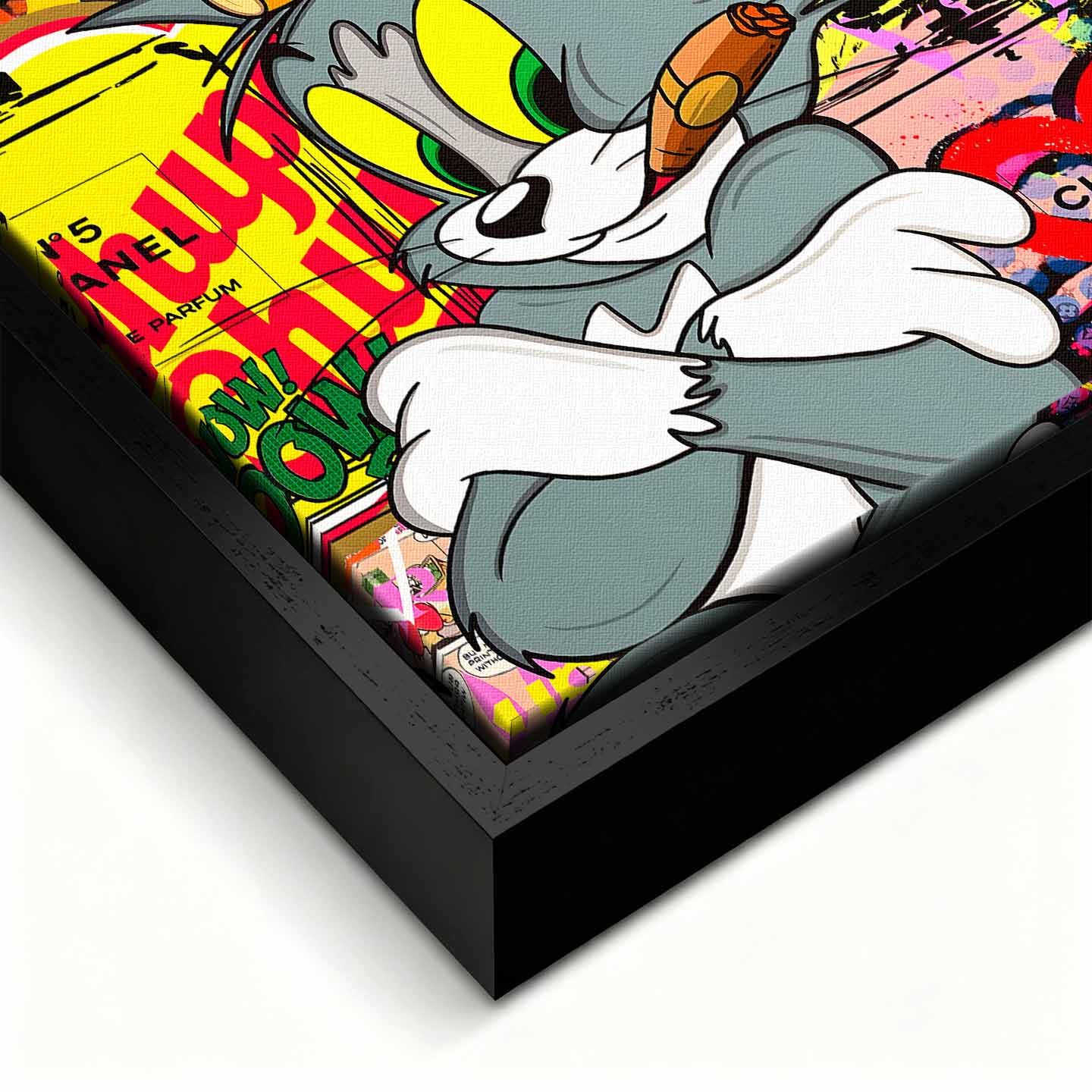 Obraz na płótnie Tom i Jerry Cigarette Break z motywami Chanel i graffiti, przedstawiający Toma z cygarem i Jerry’ego z pieniędzmi, w stylu pop-art.