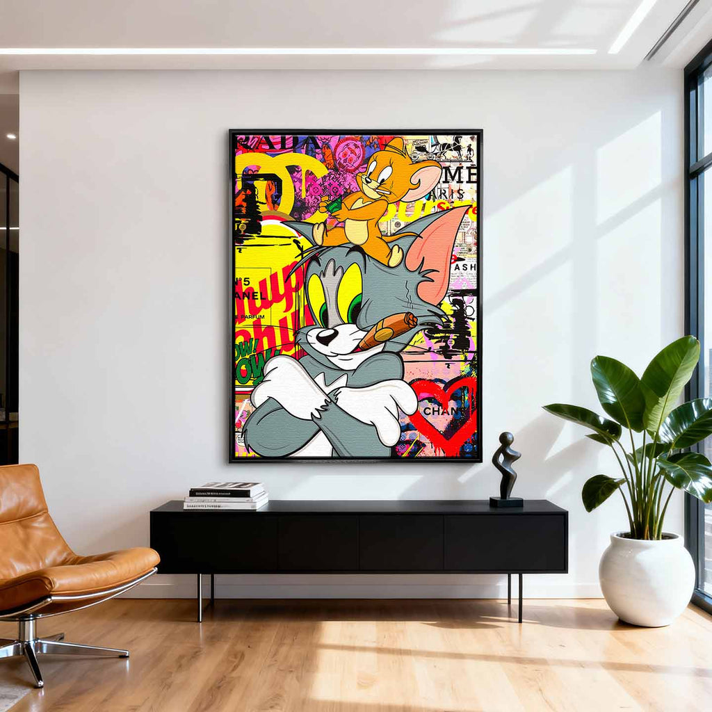 Obraz na płótnie Tom i Jerry Cigarette Break z motywami Chanel i graffiti, przedstawiający Toma z cygarem i Jerry’ego z pieniędzmi, w stylu pop-art.