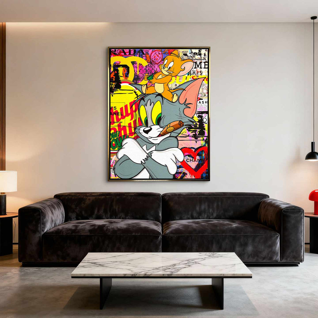 Obraz na płótnie Tom i Jerry Cigarette Break z motywami Chanel i graffiti, przedstawiający Toma z cygarem i Jerry’ego z pieniędzmi, w stylu pop-art.