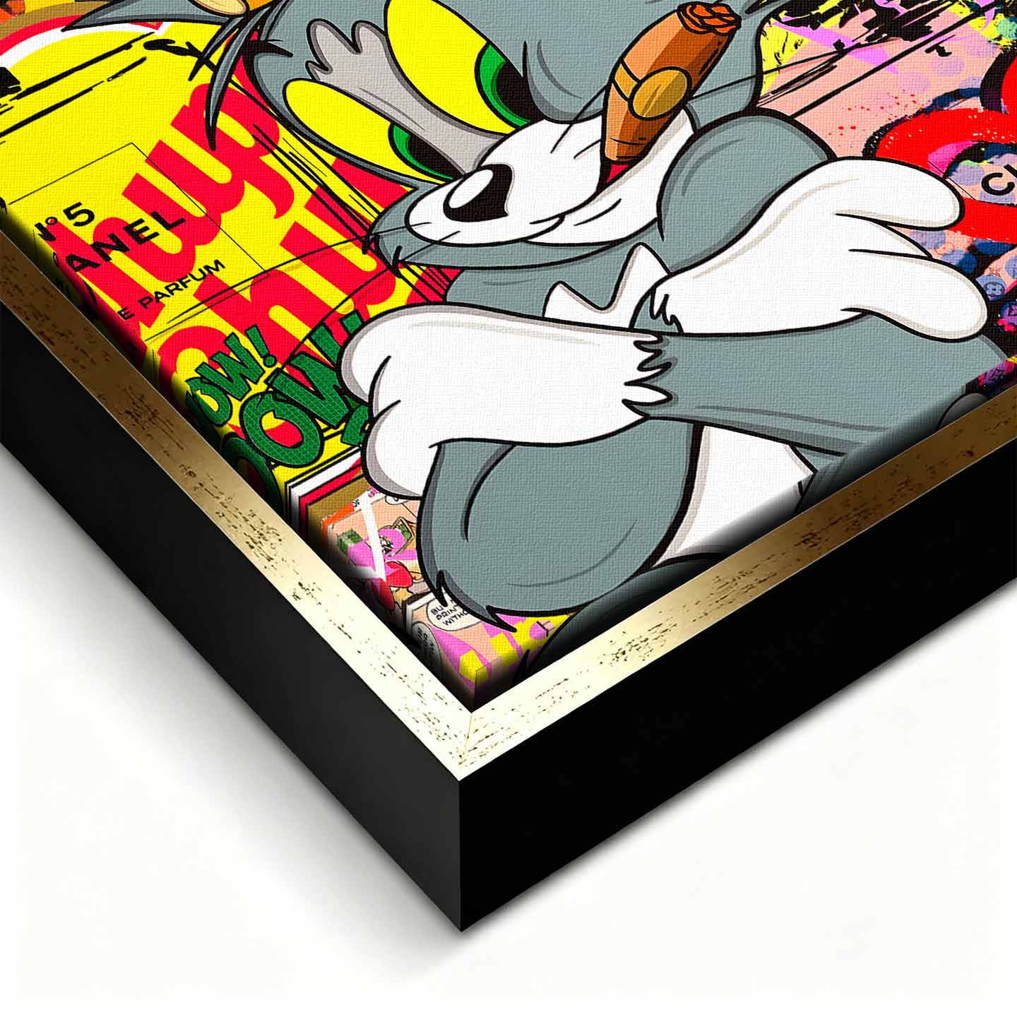 Obraz na płótnie Tom i Jerry Cigarette Break z motywami Chanel i graffiti, przedstawiający Toma z cygarem i Jerry’ego z pieniędzmi, w stylu pop-art.