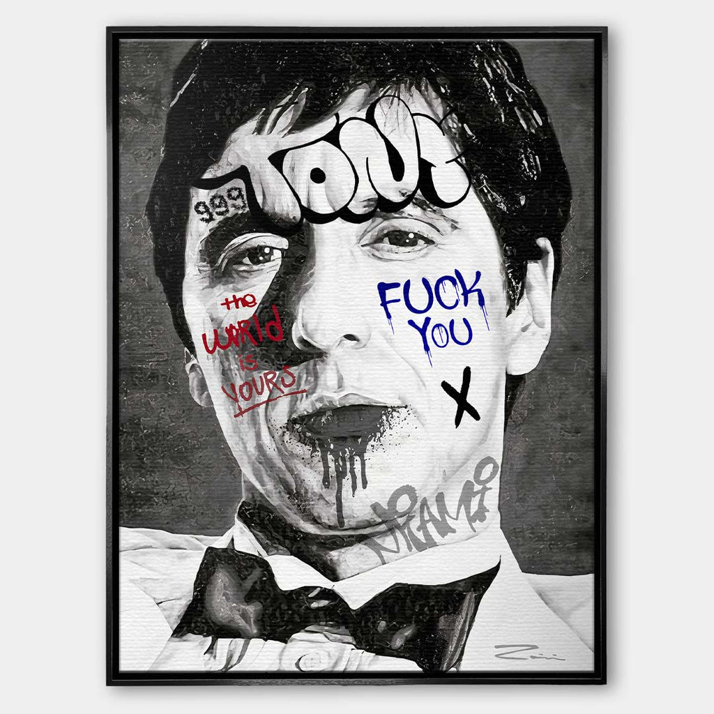 Czarno-biały obraz na płótnie Tony Montana Miami z filmu Człowiek z blizną. Wydruk galeryjny pop art z graffiti, napisem Tony i czerwonym tekstem The world is yours.
