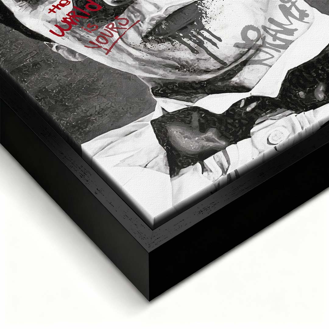 Czarno-biały obraz na płótnie Tony Montana Miami z filmu Człowiek z blizną. Wydruk galeryjny pop art z graffiti, napisem Tony i czerwonym tekstem The world is yours.