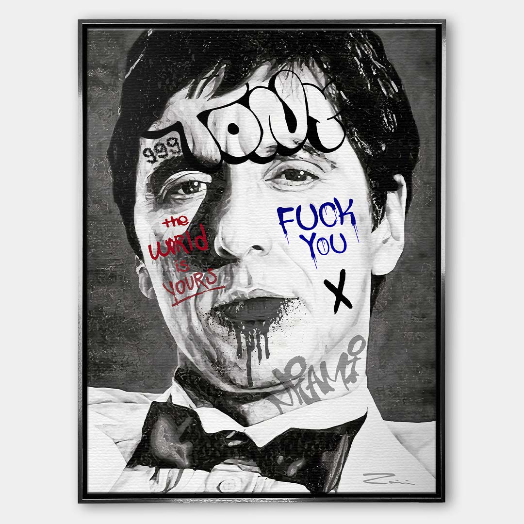 Czarno-biały obraz na płótnie Tony Montana Miami z filmu Człowiek z blizną. Wydruk galeryjny pop art z graffiti, napisem Tony i czerwonym tekstem The world is yours.