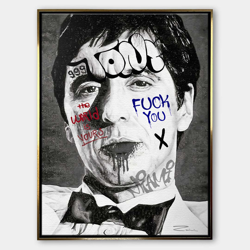 Czarno-biały obraz na płótnie Tony Montana Miami z filmu Człowiek z blizną. Wydruk galeryjny pop art z graffiti, napisem Tony i czerwonym tekstem The world is yours.