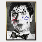 Czarno-biały obraz na płótnie Tony Montana Miami z filmu Człowiek z blizną. Wydruk galeryjny pop art z graffiti, napisem Tony i czerwonym tekstem The world is yours.