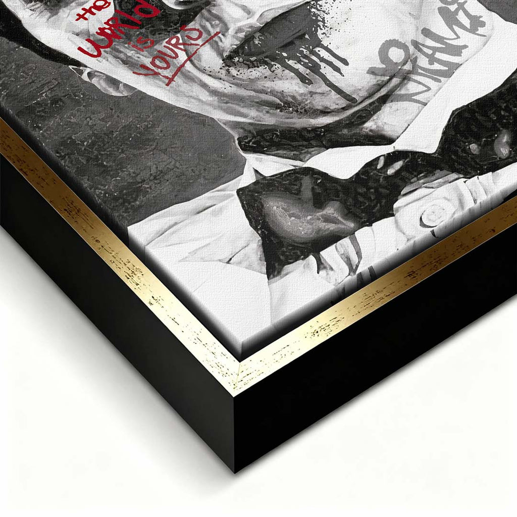 Czarno-biały obraz na płótnie Tony Montana Miami z filmu Człowiek z blizną. Wydruk galeryjny pop art z graffiti, napisem Tony i czerwonym tekstem The world is yours.