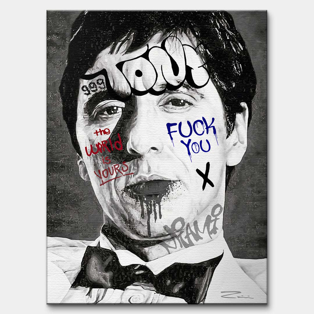 Czarno-biały obraz na płótnie Tony Montana Miami z filmu Człowiek z blizną. Wydruk galeryjny pop art z graffiti, napisem Tony i czerwonym tekstem The world is yours.