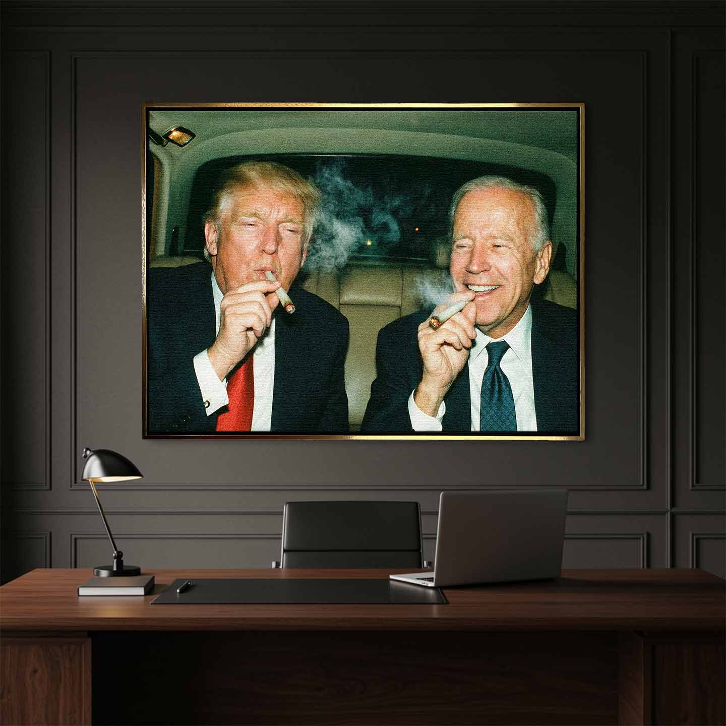 Obraz na płótnie przedstawiający Donald Trump i Joe Biden - dwóch wpływowych mężczyzn w garniturach siedzących w samochodzie i palących jointa, symbol władzy, zakulisowych decyzji i dystansu do oficjalnych reguł.