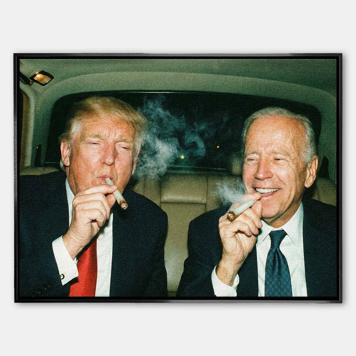 Obraz na płótnie przedstawiający Donald Trump i Joe Biden - dwóch wpływowych mężczyzn w garniturach siedzących w samochodzie i palących jointa, symbol władzy, zakulisowych decyzji i dystansu do oficjalnych reguł.