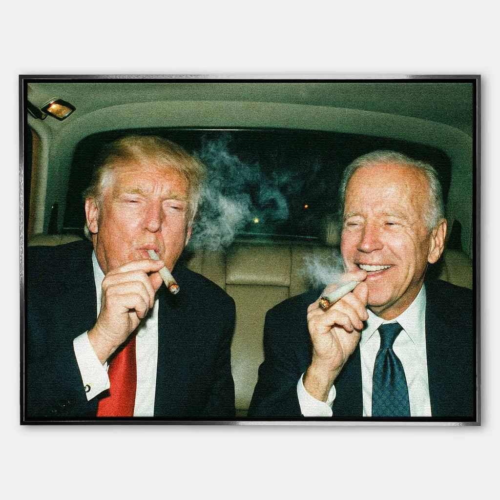 Obraz na płótnie przedstawiający Donald Trump i Joe Biden - dwóch wpływowych mężczyzn w garniturach siedzących w samochodzie i palących jointa, symbol władzy, zakulisowych decyzji i dystansu do oficjalnych reguł.