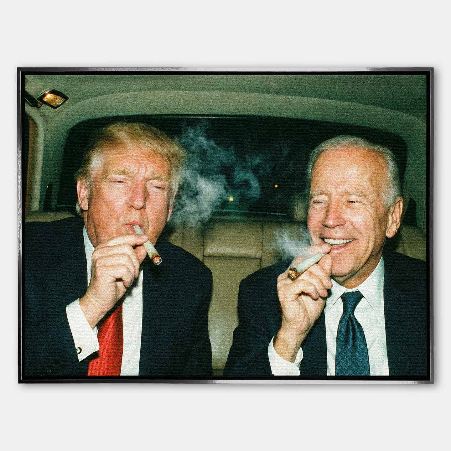Obraz na płótnie przedstawiający Donald Trump i Joe Biden - dwóch wpływowych mężczyzn w garniturach siedzących w samochodzie i palących jointa, symbol władzy, zakulisowych decyzji i dystansu do oficjalnych reguł.