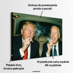 Obraz na płótnie przedstawiający Donald Trump i Joe Biden - dwóch wpływowych mężczyzn w garniturach siedzących w samochodzie i palących jointa, symbol władzy, zakulisowych decyzji i dystansu do oficjalnych reguł.