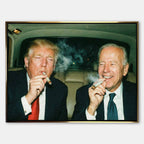 Obraz na płótnie przedstawiający Donald Trump i Joe Biden - dwóch wpływowych mężczyzn w garniturach siedzących w samochodzie i palących jointa, symbol władzy, zakulisowych decyzji i dystansu do oficjalnych reguł.