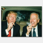 Obraz na płótnie przedstawiający Donald Trump i Joe Biden - dwóch wpływowych mężczyzn w garniturach siedzących w samochodzie i palących jointa, symbol władzy, zakulisowych decyzji i dystansu do oficjalnych reguł.