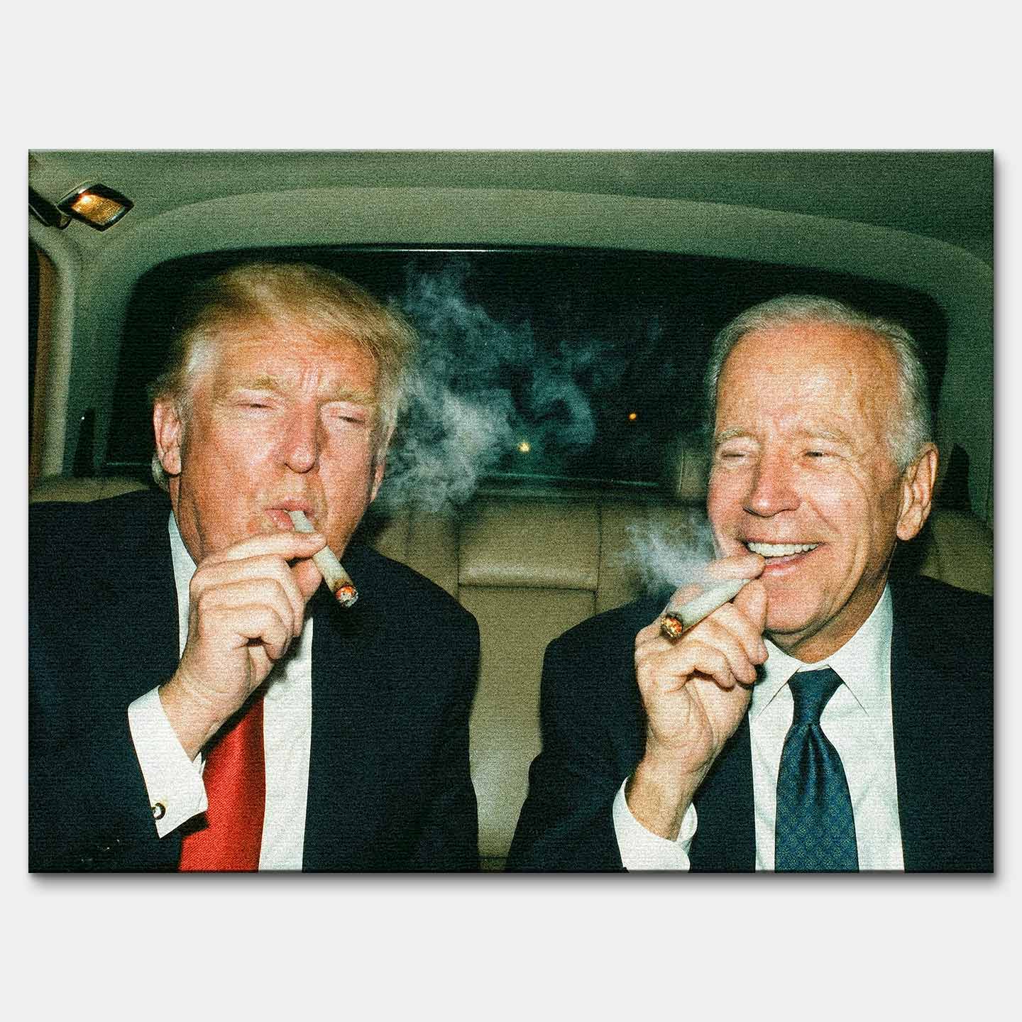 Obraz na płótnie przedstawiający Donald Trump i Joe Biden - dwóch wpływowych mężczyzn w garniturach siedzących w samochodzie i palących jointa, symbol władzy, zakulisowych decyzji i dystansu do oficjalnych reguł.