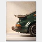 Obraz na płótnie Classic Spoiler przedstawiający zielony tył kultowego samochodu retro. Elegancki wydruk galeryjny dla miłośników klasycznej motoryzacji.