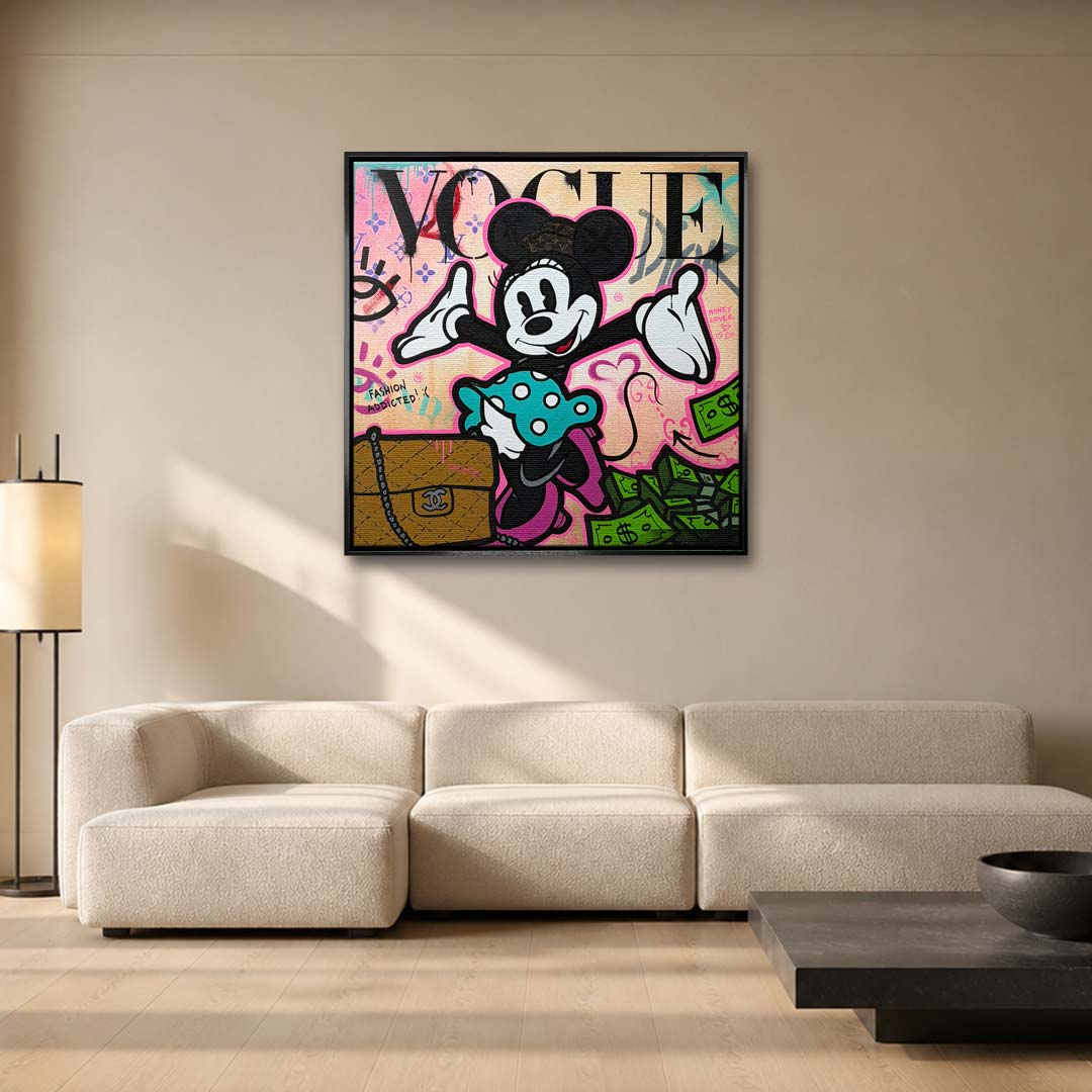 Nowoczesny obraz na płótnie pop-art przedstawiający postać myszki na tle napisu Vogue i elementów modowych. Wydruk galeryjny.
