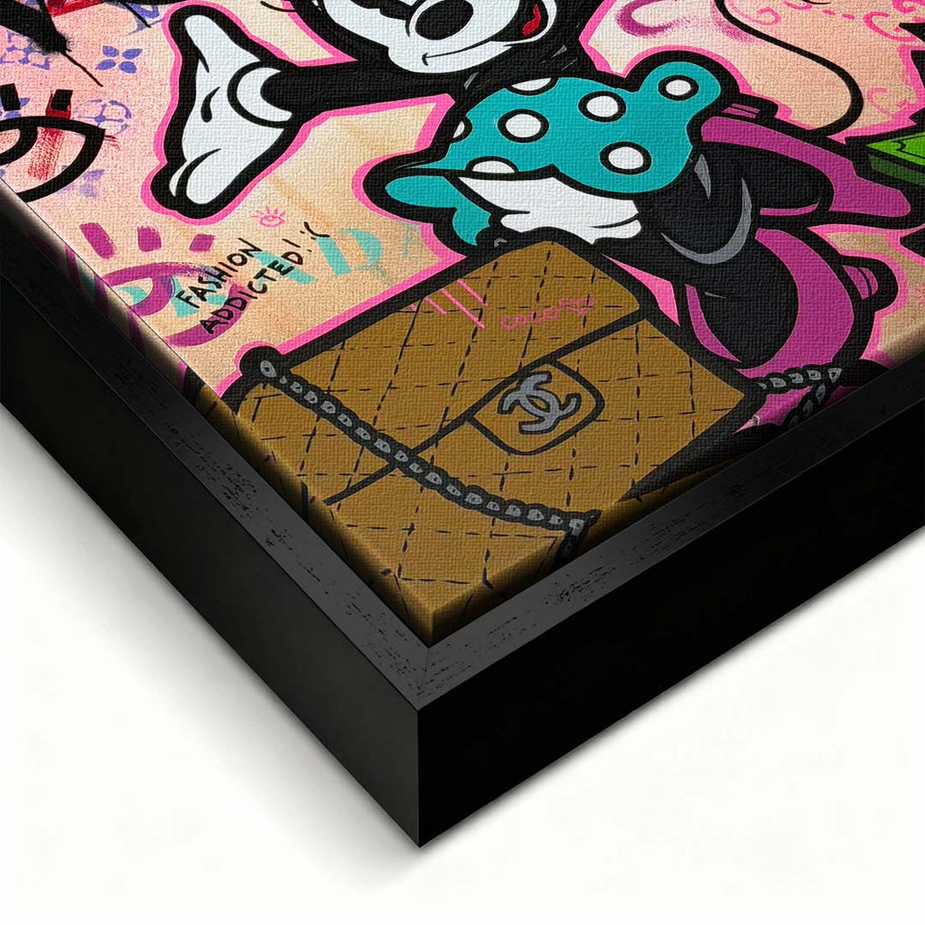 Nowoczesny obraz na płótnie pop-art przedstawiający postać myszki na tle napisu Vogue i elementów modowych. Wydruk galeryjny.