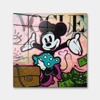 Nowoczesny obraz na szkle akrylowym pop-art przedstawiający postać myszki na tle napisu Vogue i elementów modowych. Wydruk galeryjny.