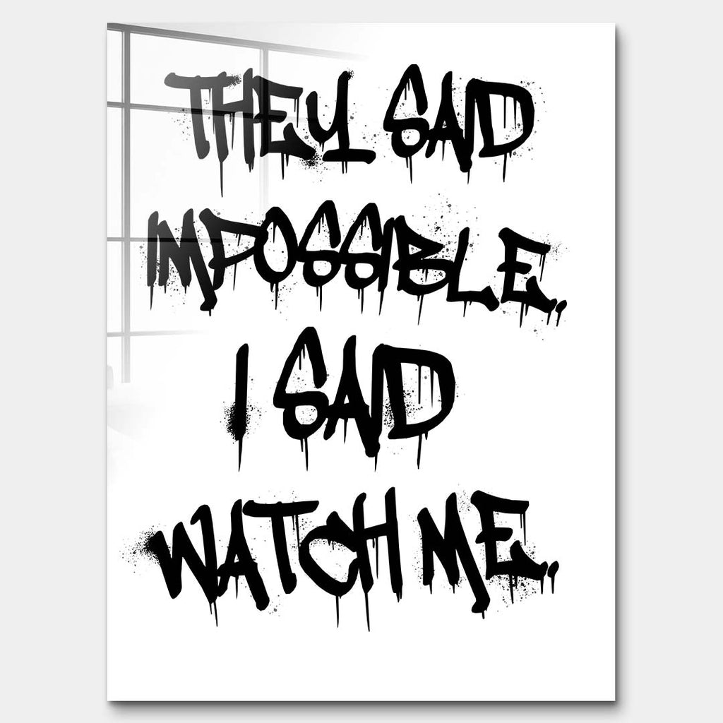Nowoczesny obraz na szkle akrylowym z czarnym napisem graffiti They said impossible I said watch me na białym tle. Wydruk galeryjny, motywacja do biura.