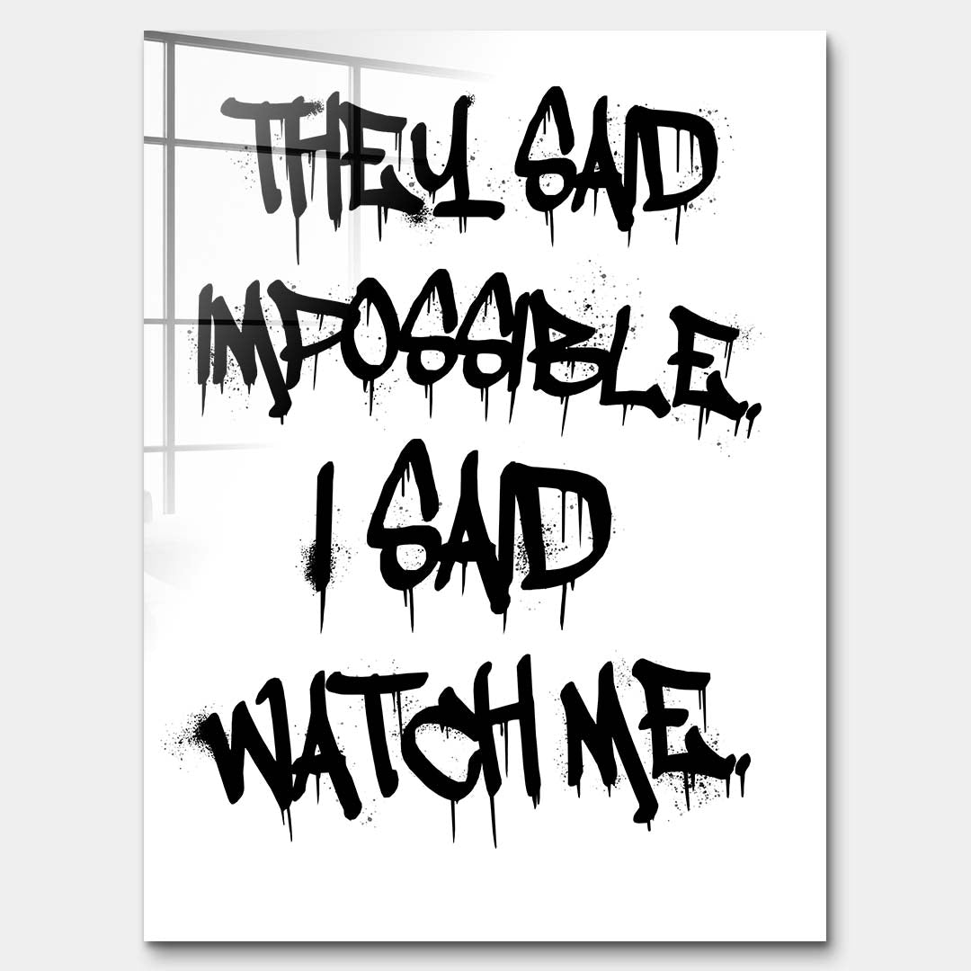 Nowoczesny obraz na szkle akrylowym z czarnym napisem graffiti They said impossible I said watch me na białym tle. Wydruk galeryjny, motywacja do biura.