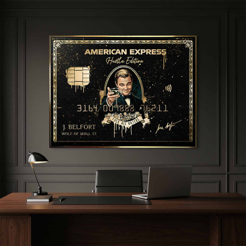 obraz na płótnie wilk z wall street black and gold american express. inspirowany Wilkiem z Wall Street, luksusowa karta kredytowa w czarno-złotym stylu, toast sukcesu, symbol pieniędzy, ambicji i mentalności hustlera.