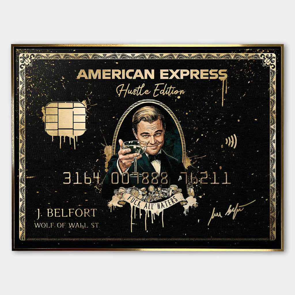 obraz na płótnie wilk z wall street black and gold american express. inspirowany Wilkiem z Wall Street, luksusowa karta kredytowa w czarno-złotym stylu, toast sukcesu, symbol pieniędzy, ambicji i mentalności hustlera.