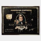 obraz na płótnie wilk z wall street black and gold american express. inspirowany Wilkiem z Wall Street, luksusowa karta kredytowa w czarno-złotym stylu, toast sukcesu, symbol pieniędzy, ambicji i mentalności hustlera.