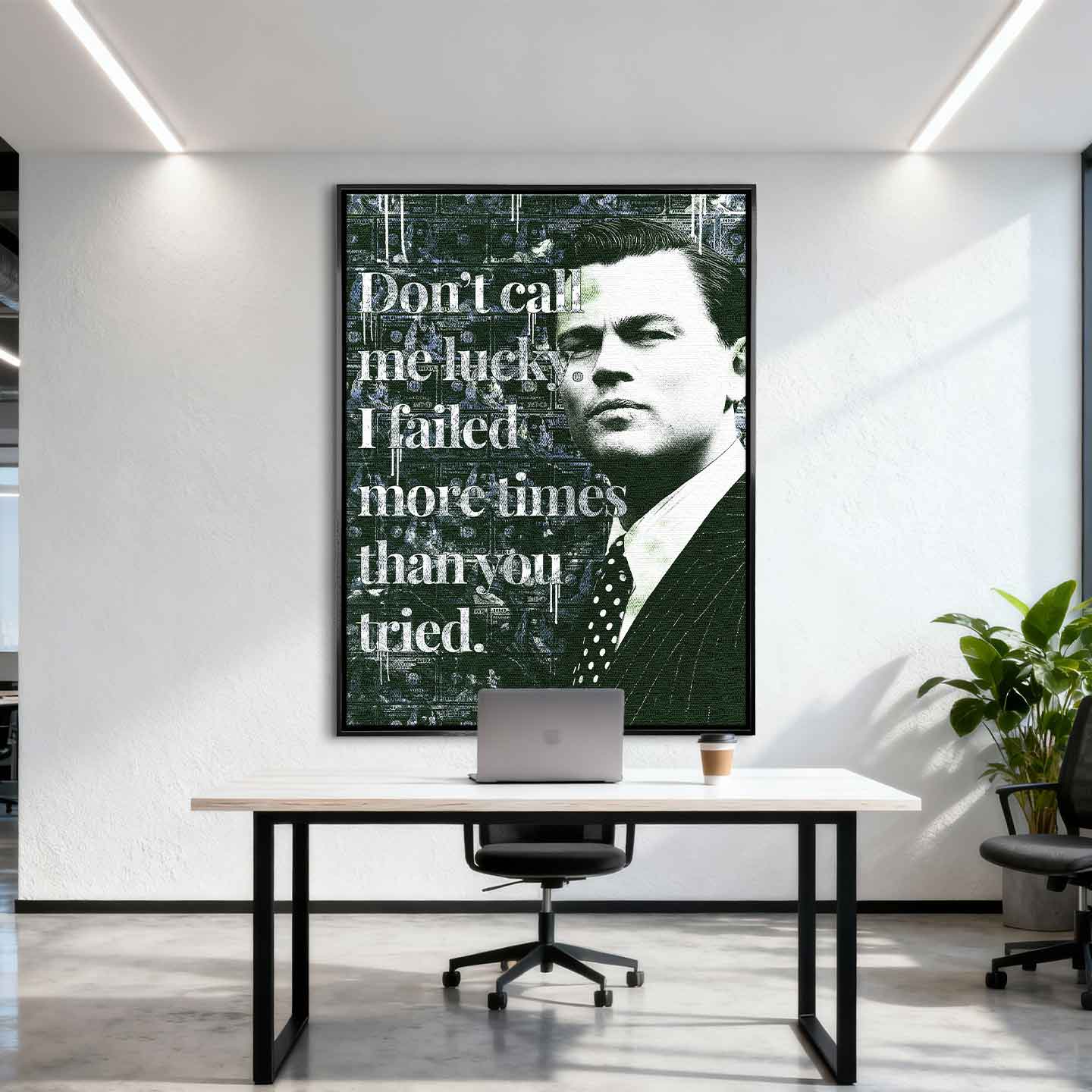 Motywacyjny obraz na płótnie z cytatem „Don't call me lucky. I failed more times than you tried” oraz postacią inspirowaną Jordanem Belfortem z filmu „Wilk z Wall Street” na tle dolarowych banknotów