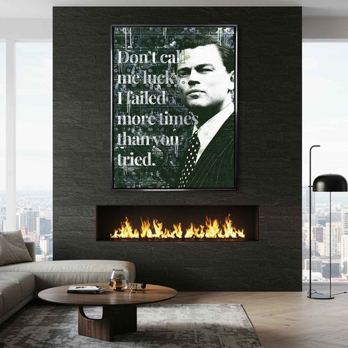 Motywacyjny obraz na płótnie z cytatem „Don't call me lucky. I failed more times than you tried” oraz postacią inspirowaną Jordanem Belfortem z filmu „Wilk z Wall Street” na tle dolarowych banknotów