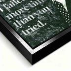 Motywacyjny obraz na płótnie z cytatem „Don't call me lucky. I failed more times than you tried” oraz postacią inspirowaną Jordanem Belfortem z filmu „Wilk z Wall Street” na tle dolarowych banknotów