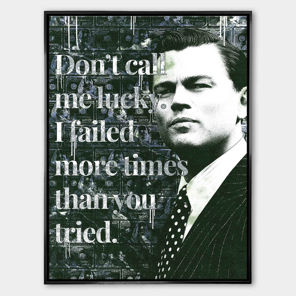 Motywacyjny obraz na płótnie z cytatem „Don't call me lucky. I failed more times than you tried” oraz postacią inspirowaną Jordanem Belfortem z filmu „Wilk z Wall Street” na tle dolarowych banknotów
