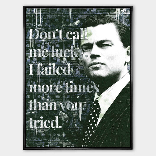 Motywacyjny obraz na płótnie z cytatem „Don't call me lucky. I failed more times than you tried” oraz postacią inspirowaną Jordanem Belfortem z filmu „Wilk z Wall Street” na tle dolarowych banknotów