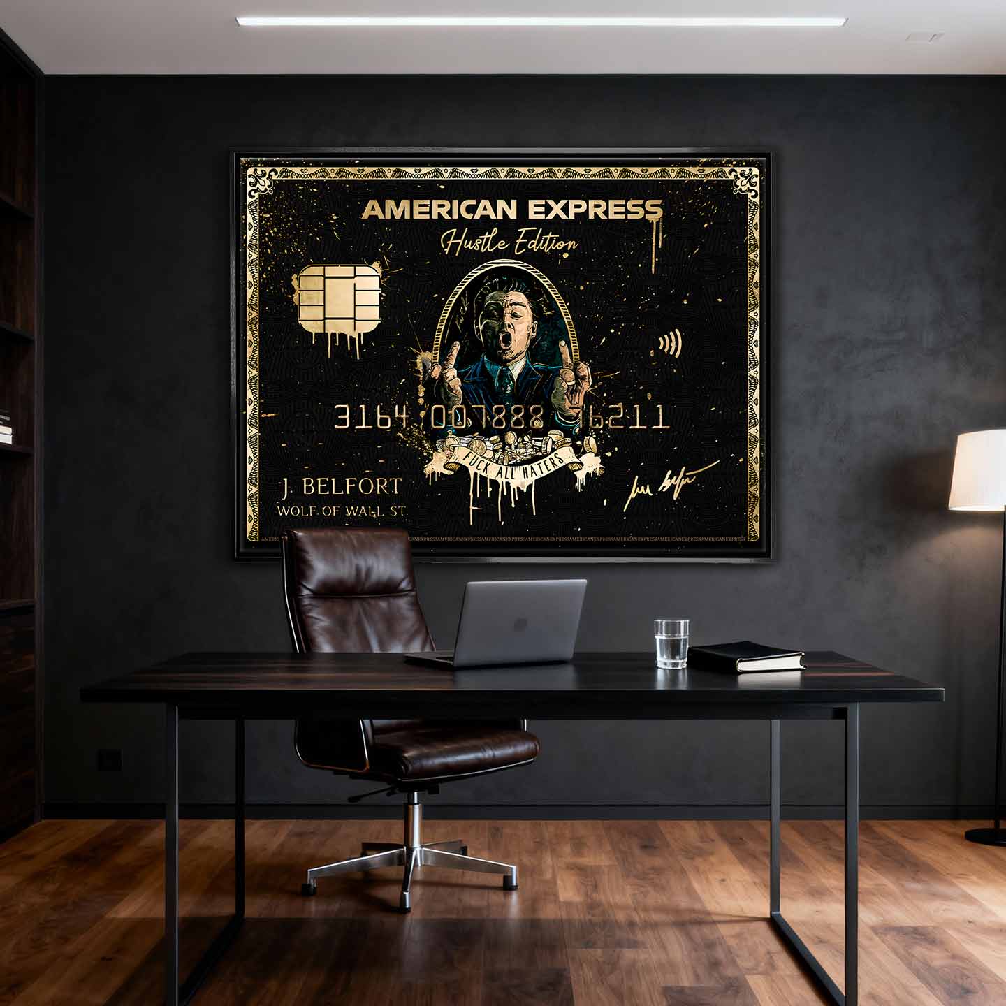 Obraz na płótnie Wilk z wall street przedstawiający czarno-złotą kartę kredytową z wizerunkiem Jordana Belforta, inspirowany stylem „Wolf of Wall Street”, w limitowanej edycji.