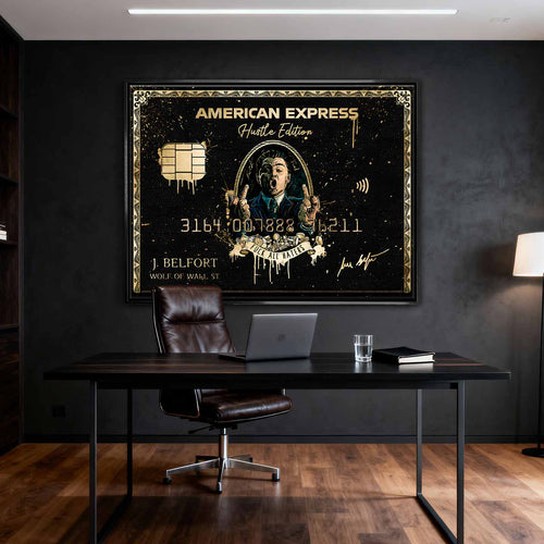 Obraz na płótnie Wilk z wall street przedstawiający czarno-złotą kartę kredytową z wizerunkiem Jordana Belforta, inspirowany stylem „Wolf of Wall Street”, w limitowanej edycji.