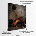 Obraz na płótnie przedstawiający czerwony bolid wyścigowy podczas rozbicia z napisem Your Comfort Zone Will Kill You, wydruk galeryjny.