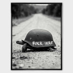Obraz na płótnie F*ck War – czarno-biała grafika żółwia z hełmem wojskowym z napisem „Fuck War”, symbol wolności i sprzeciwu wobec przemocy.