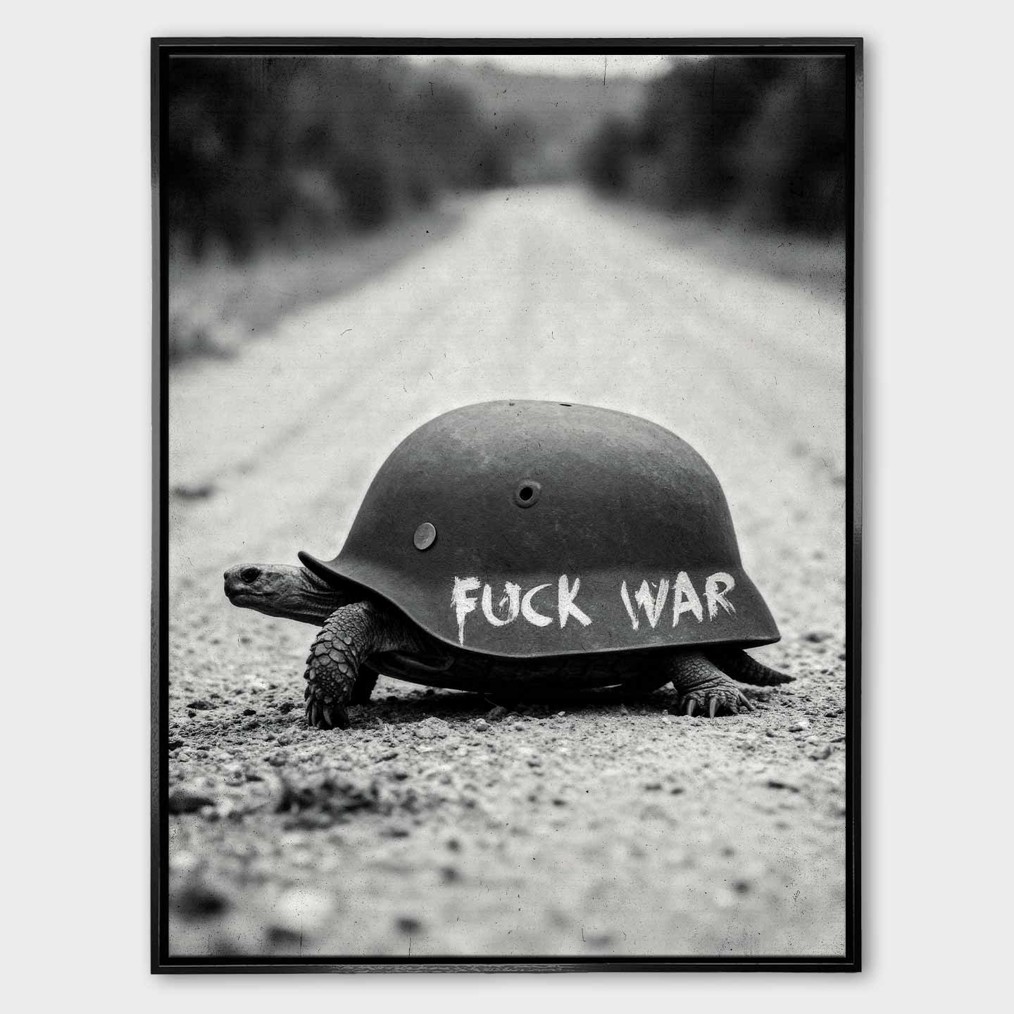 Obraz na płótnie F*ck War – czarno-biała grafika żółwia z hełmem wojskowym z napisem „Fuck War”, symbol wolności i sprzeciwu wobec przemocy.