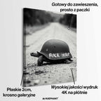 Obraz na płótnie F*ck War – czarno-biała grafika żółwia z hełmem wojskowym z napisem „Fuck War”, symbol wolności i sprzeciwu wobec przemocy.