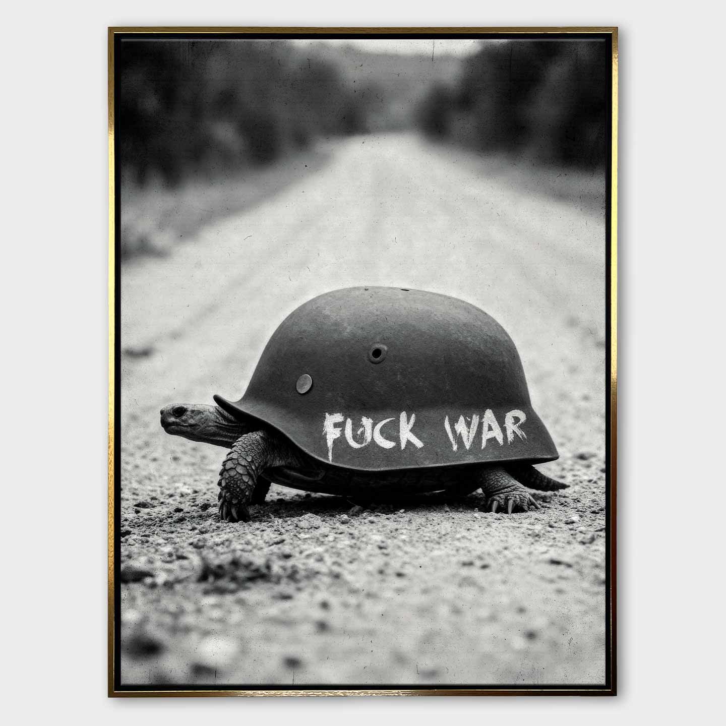 Obraz na płótnie F*ck War – czarno-biała grafika żółwia z hełmem wojskowym z napisem „Fuck War”, symbol wolności i sprzeciwu wobec przemocy.