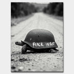 Obraz na płótnie F*ck War – czarno-biała grafika żółwia z hełmem wojskowym z napisem „Fuck War”, symbol wolności i sprzeciwu wobec przemocy.