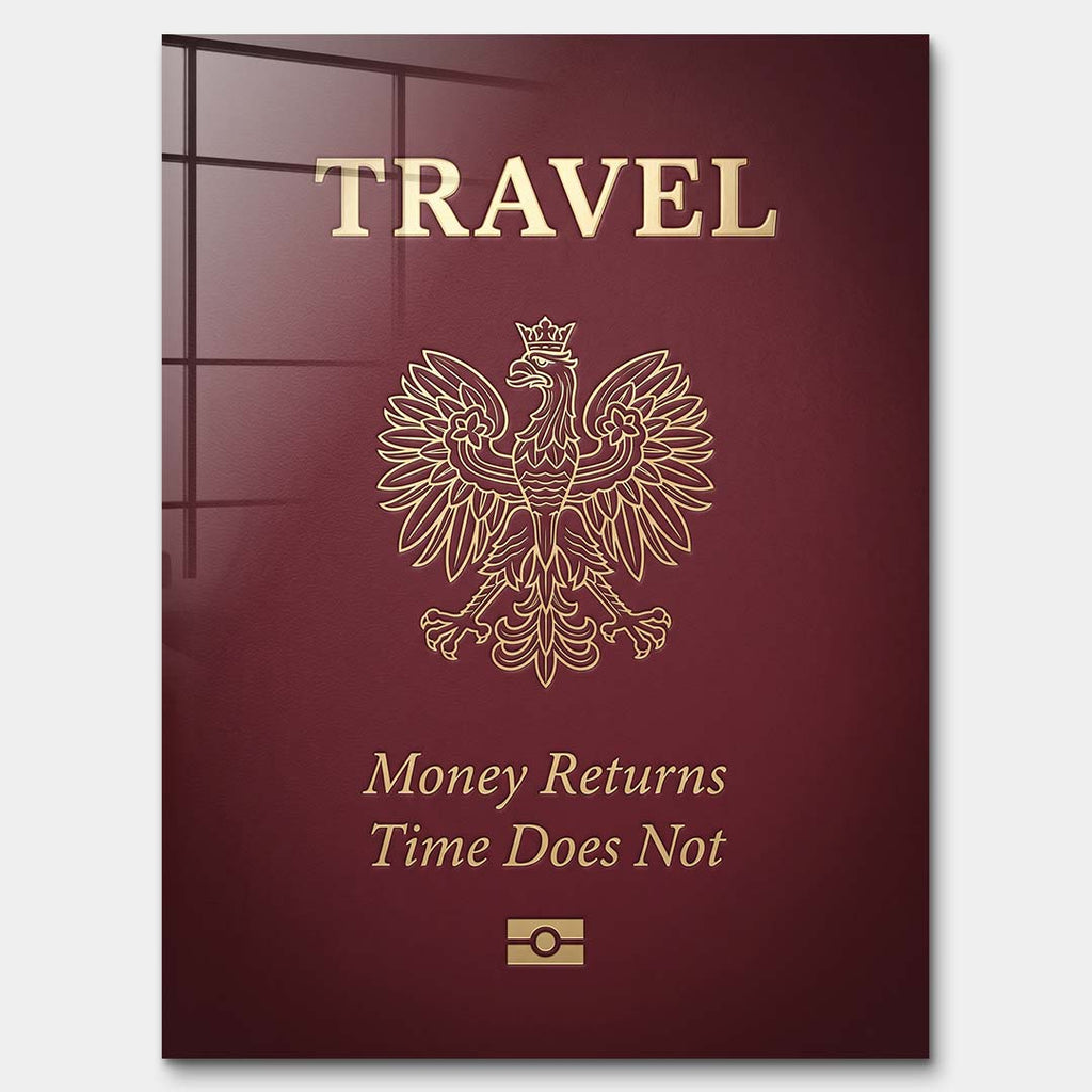 Nowoczesny obraz na szkle akrylowym przedstawiający bordową okładkę paszportu ze złotym godłem Polski, napisem Travel oraz cytatem o uciekającym czasie.