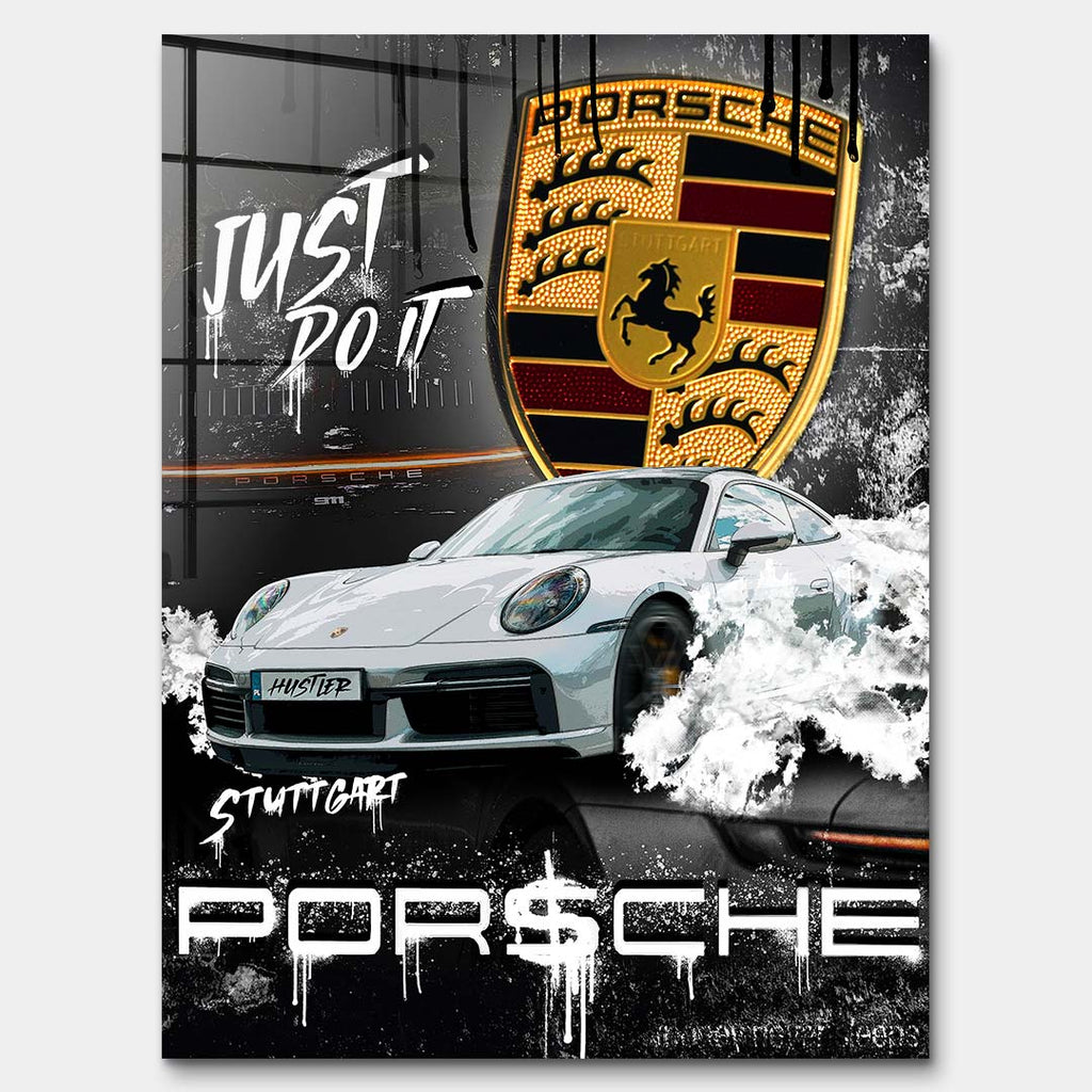 Obraz na szkle akrylowym z białym sportowym coupe, złotym herbem i graffiti na czarnym tle, nowoczesna sztuka motoryzacyjna.