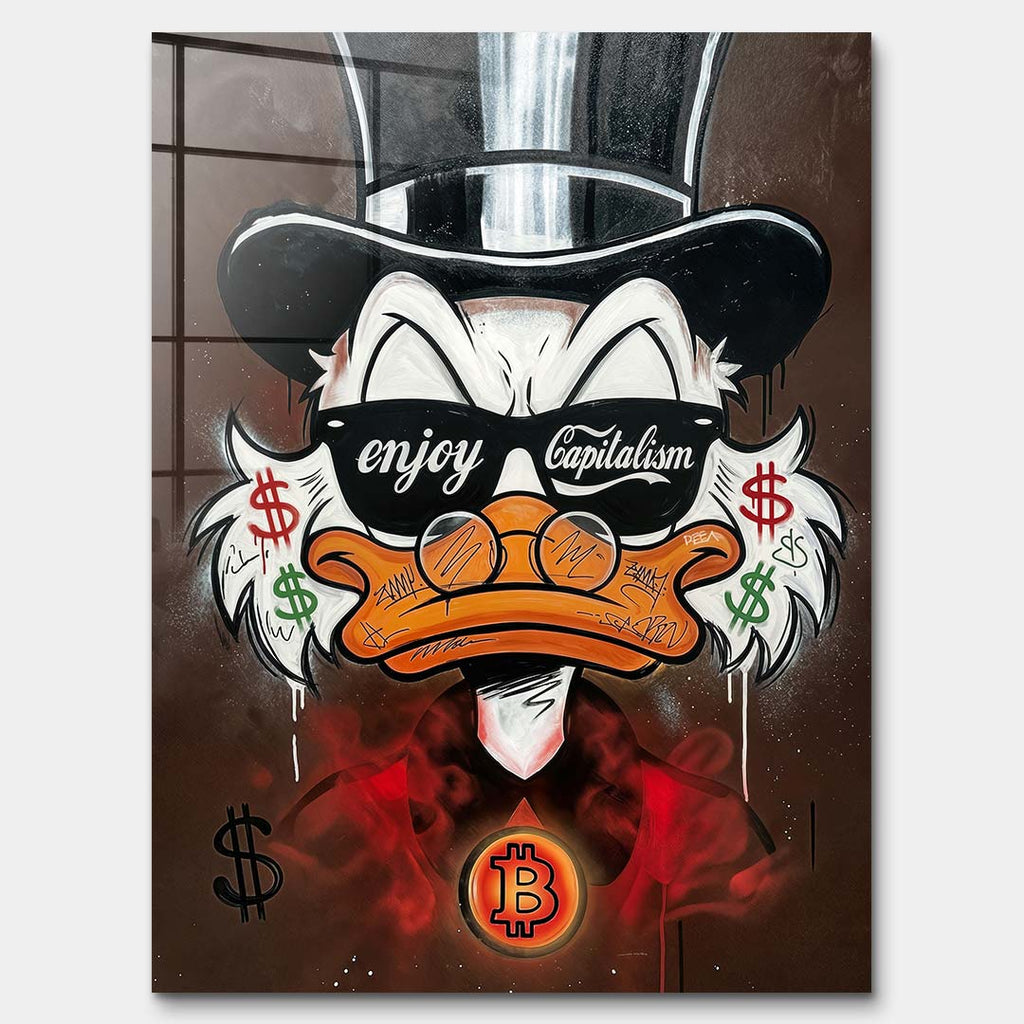 Obraz na szkle akrylowym pop art z kaczą postacią w cylindrze, okularami, symbolami dolara i Bitcoina, nowoczesna sztuka finansowa.