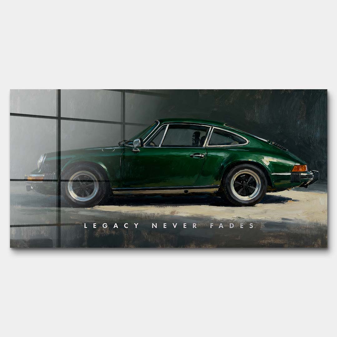 Obraz na szkle akrylowym z klasycznym zielonym coupé i napisem Legacy Never Fades, motoryzacyjny wydruk galeryjny w stylu vintage.
