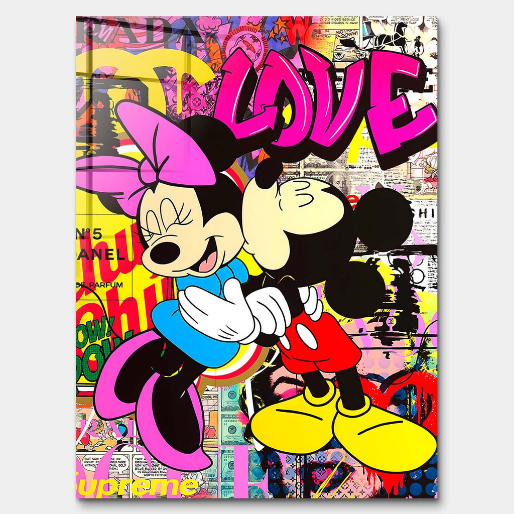 Obraz na szkle akrylowym Mouse Love – stylizowana para myszek, różowy napis LOVE i kolorowy kolaż pop art, nowoczesny wydruk galeryjny.
