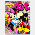 Obraz na szkle akrylowym Mouse Love – stylizowana para myszek, różowy napis LOVE i kolorowy kolaż pop art, nowoczesny wydruk galeryjny.