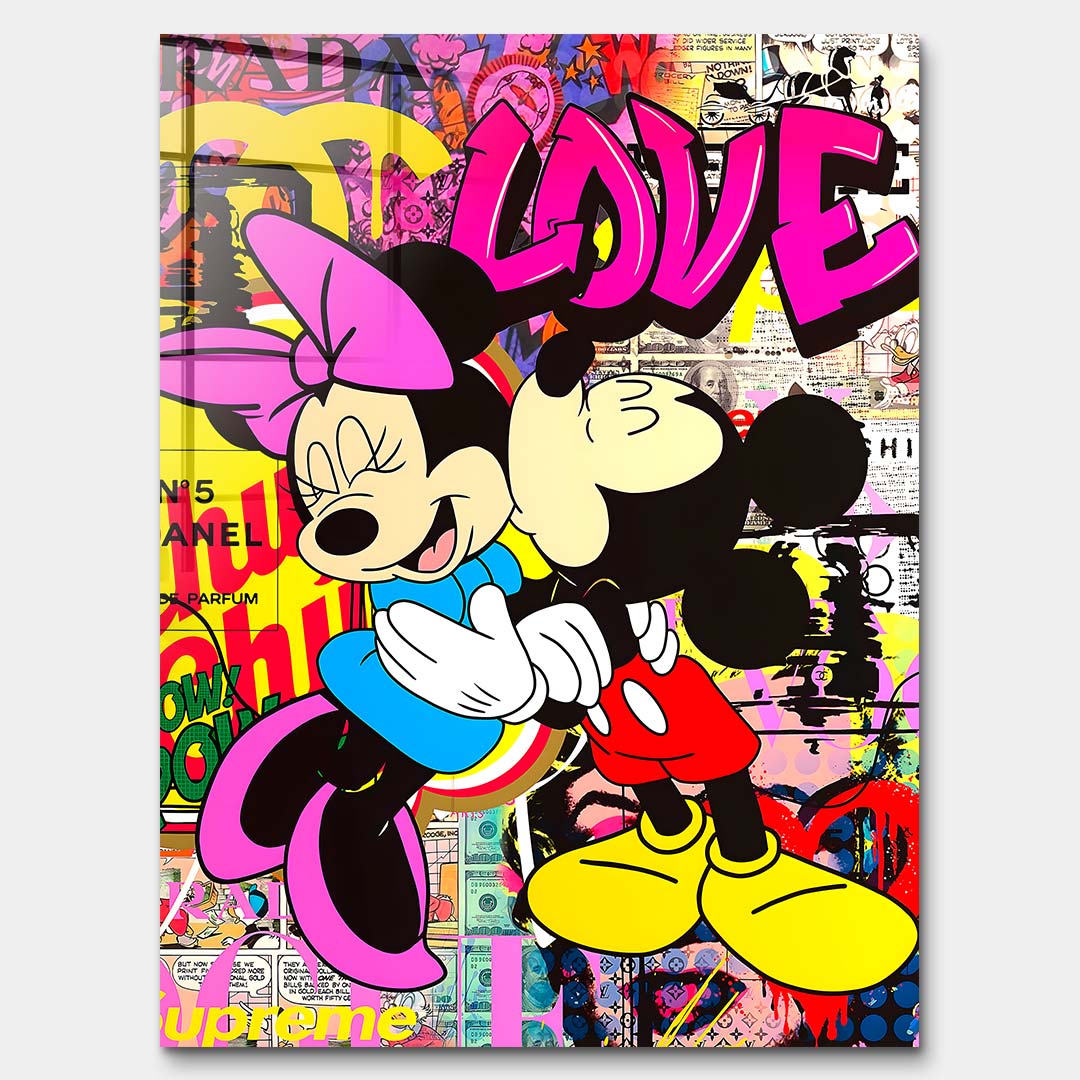 Obraz na szkle akrylowym Mouse Love – stylizowana para myszek, różowy napis LOVE i kolorowy kolaż pop art, nowoczesny wydruk galeryjny.