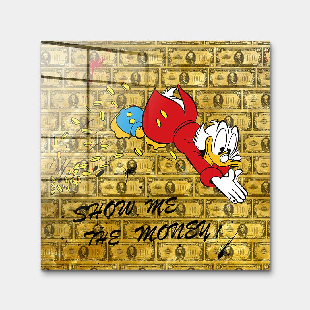 Obraz na szkle akrylowym Show Me The Money z komiksową kaczą postacią, monetami i tłem z banknotów, złoty wydruk galeryjny w stylu pop-art.